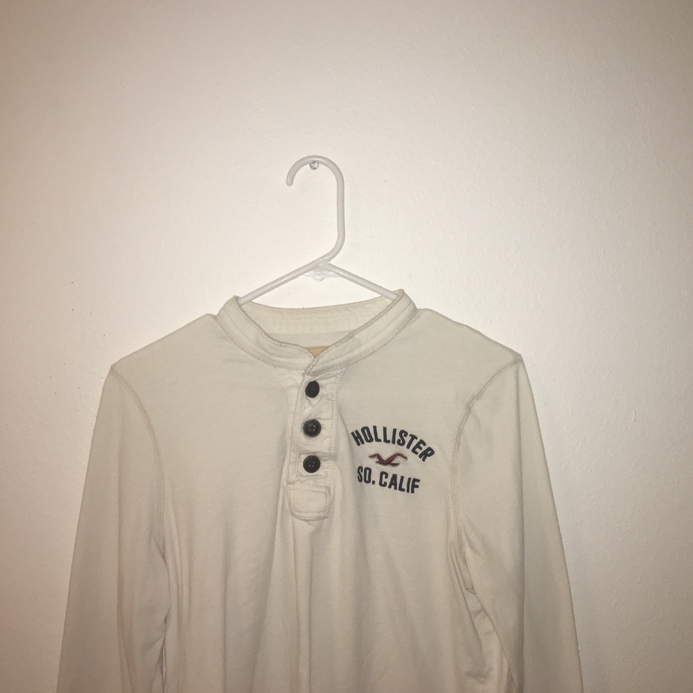 white hollister shirt